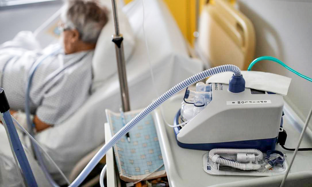 Montadoras e empresas químicas e têxteis produzem insumos hospitalares